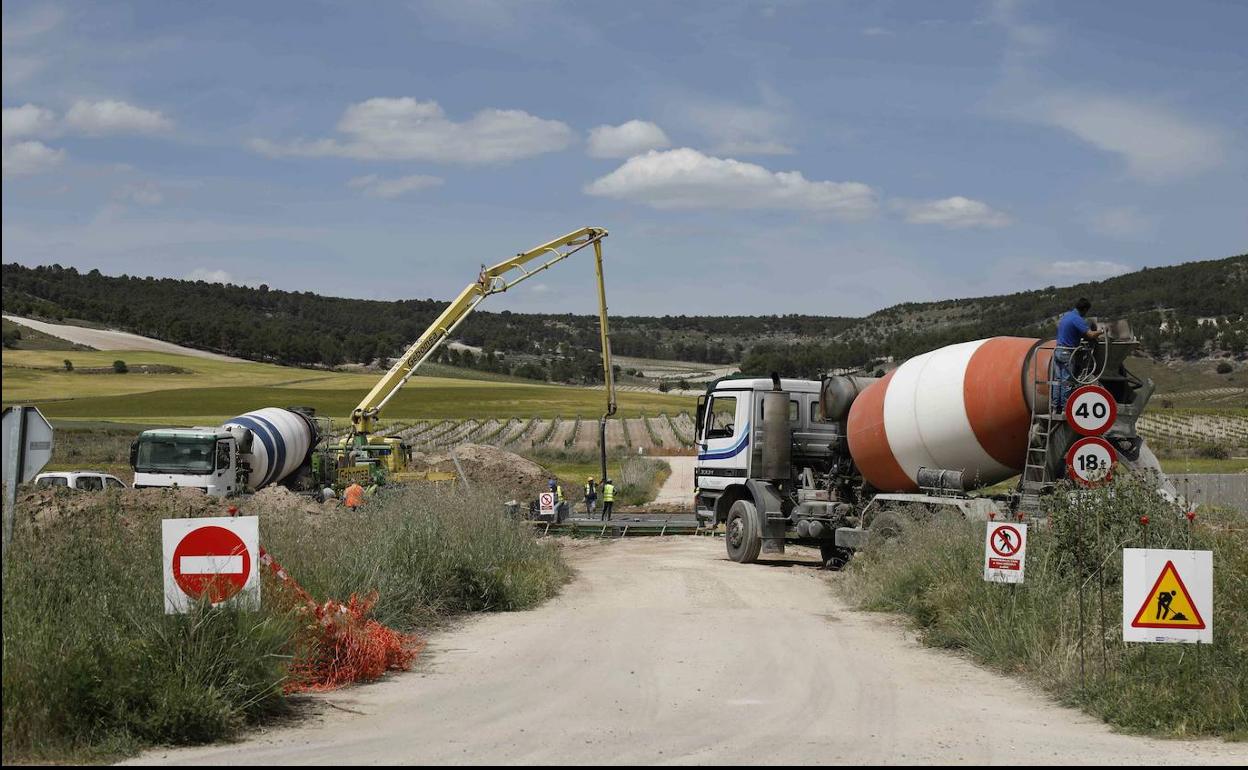 Operarios con camiones de hormigón durante los trabajos de construcción de la Autovía del Duero, en mayo de este año. 