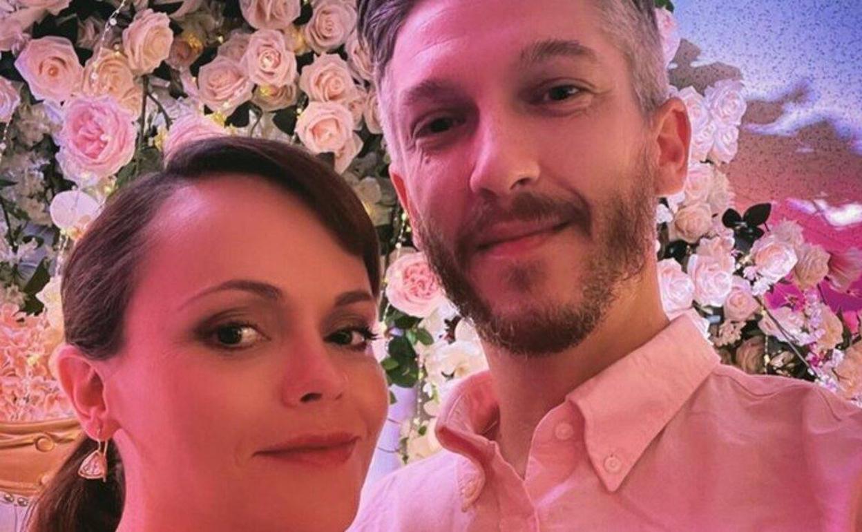 La foto que Christina Ricci y Mark Hampton compartieron tras la boda. 