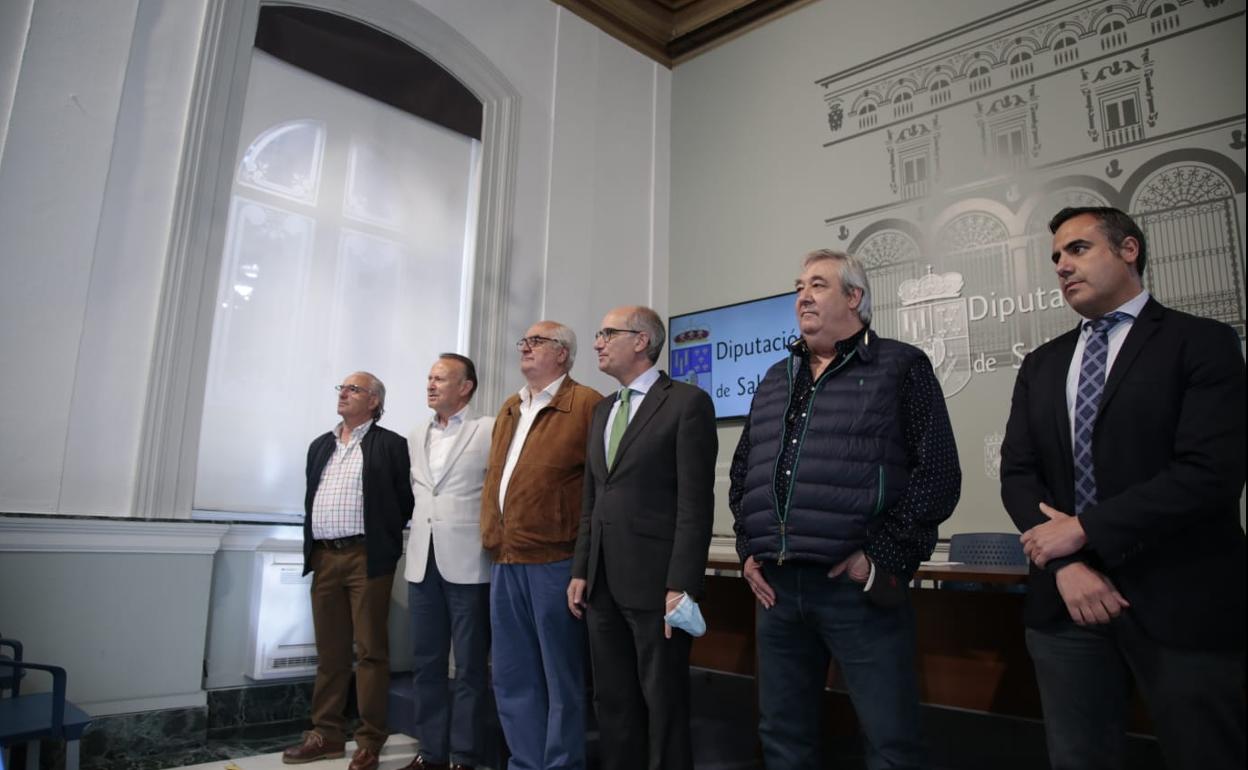 Presidente de la Diputación de Salamanca, Javier Iglesias, y representantes de los Grupos de Acción Local de la provincia en la presentación del convenio. 