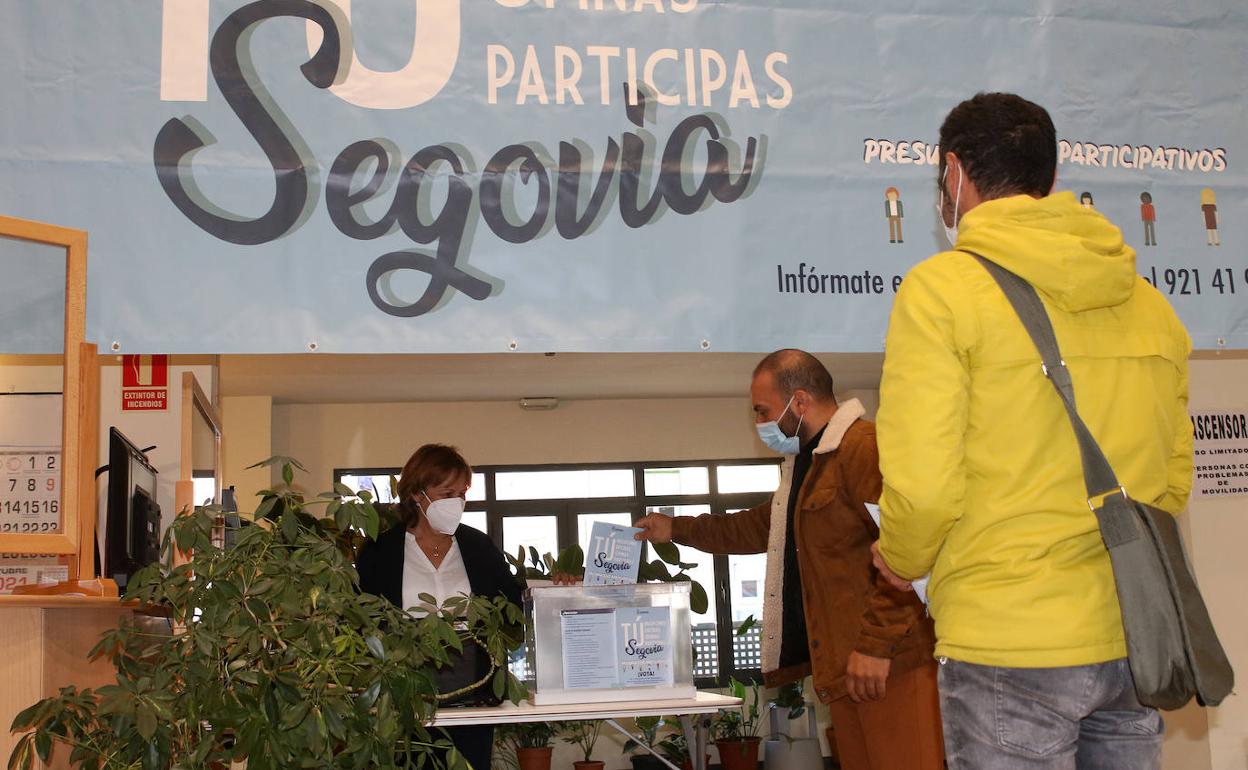 Ciudadanos acuden a las urnas instaladas desde este miércoles en centros cívicos a votar las propuestas. 