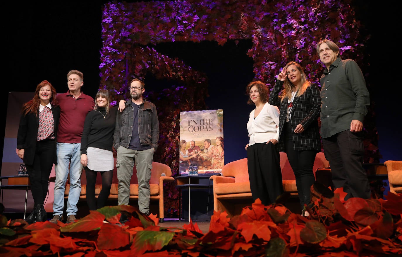 Juanjo Artero, segundo por la izquierda, con Patxi Freytez, Ana Villa y Miriam Cabeza, protagonistas de 'Entre Copas'. 