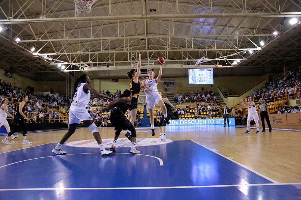 Un voluntarioso Avenida pone la segunda a costa de un débil Riga (72-41)