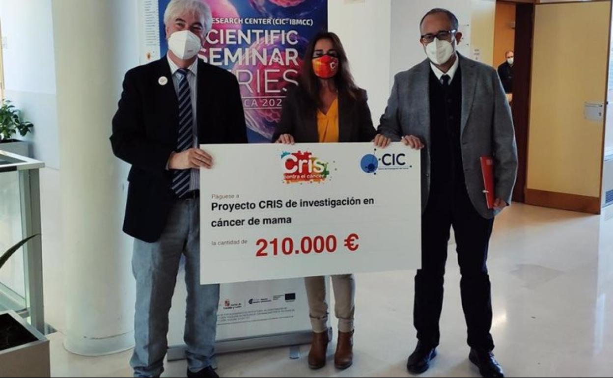 Entrega de una ayuda de 210.000 euros al CIC de Salamanca, aportada por la Fundación Cris. 