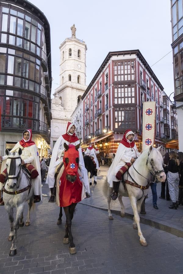 Fotos: Pregón a caballo de la Cofradía de las Siete Palabras por las calles de Valladolid