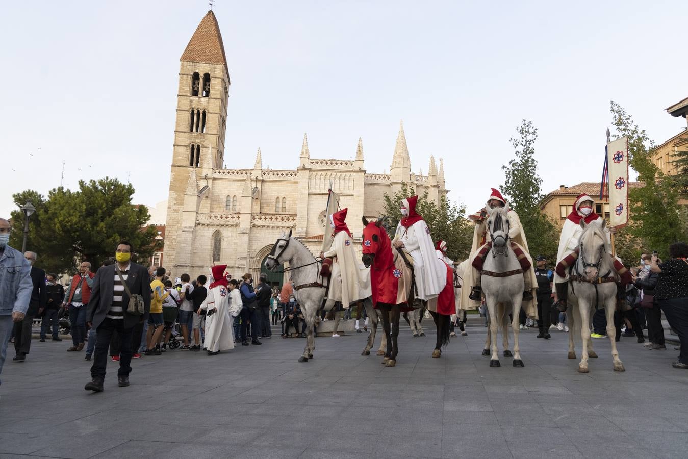 Fotos: Pregón a caballo de la Cofradía de las Siete Palabras por las calles de Valladolid