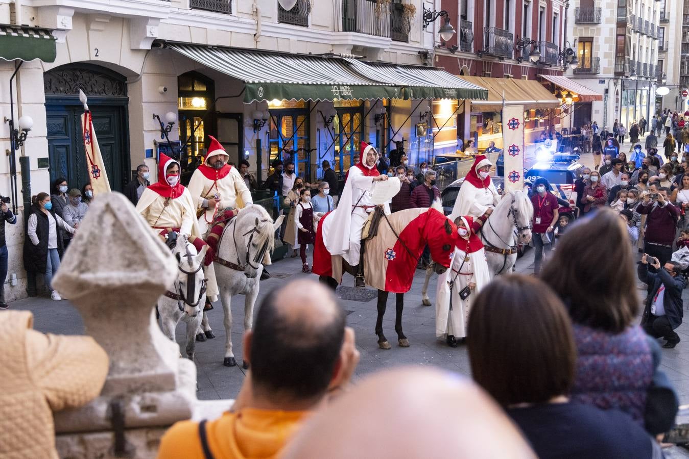 Fotos: Pregón a caballo de la Cofradía de las Siete Palabras por las calles de Valladolid