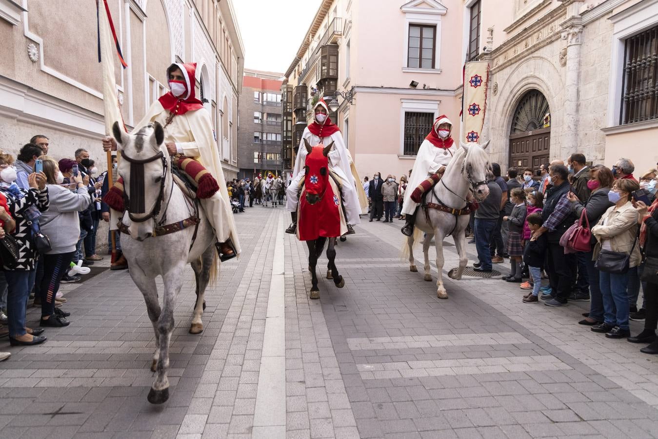 Fotos: Pregón a caballo de la Cofradía de las Siete Palabras por las calles de Valladolid