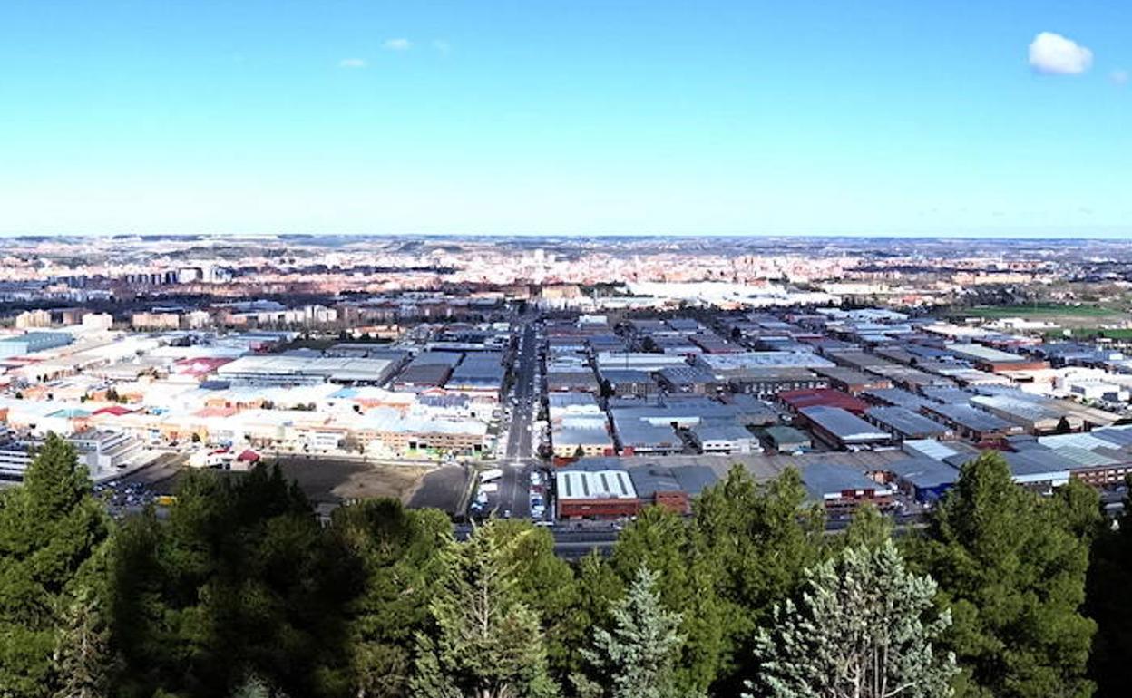 Vistas de la capital desde la parte superior del cerro de San Cristóbal (hacia el norte), donde concluirá la red de senderos peatonales y se instalará un panel para situar los principales monumentos de la ciudad. 