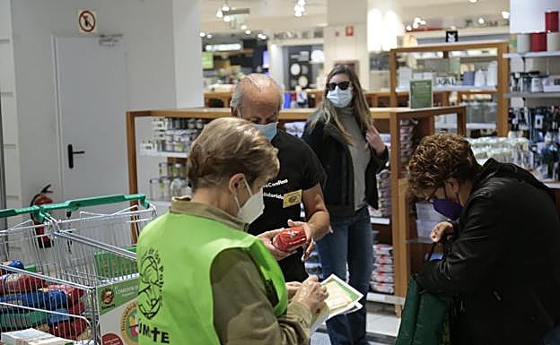 Varias personas colaborando con la causa. 