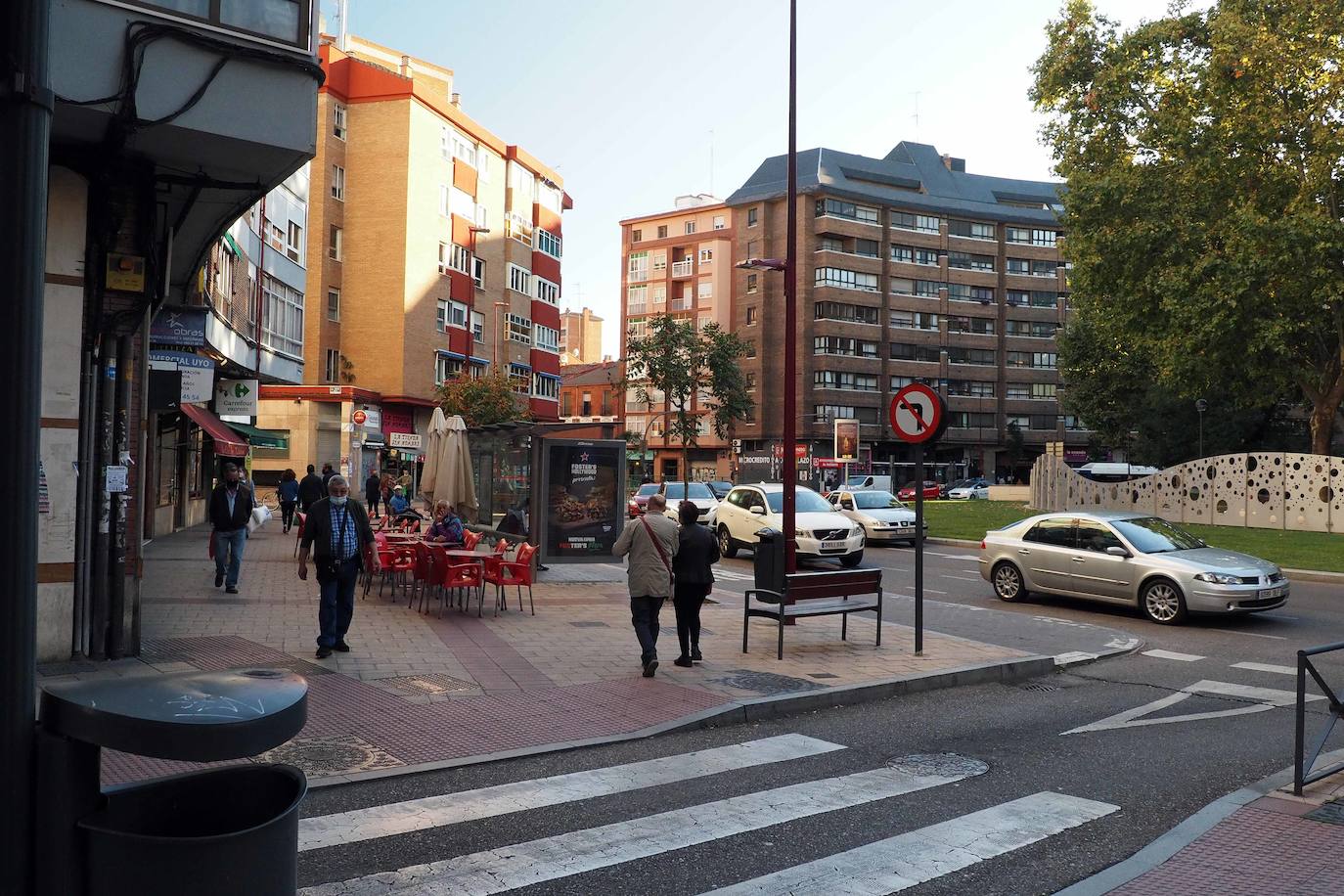 El 9 de enero de 1920 se la denominó plaza de Benito Pérez Galdós, pero los vecinos decidieron cambiarle el nombre debido a su forma cilíndrica