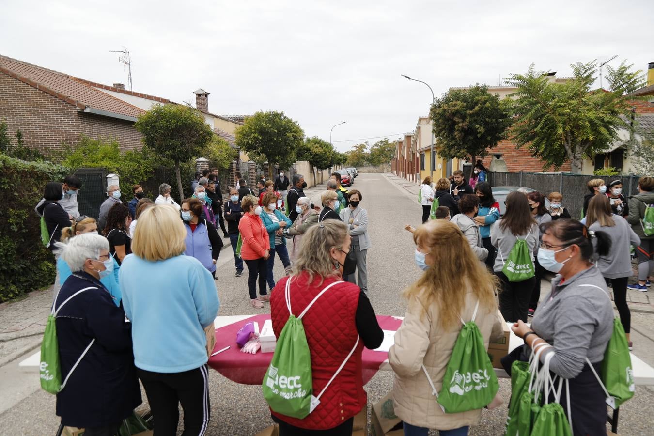 Fotos: Marcha solidaria contra el cáncer en Olivares de Duero