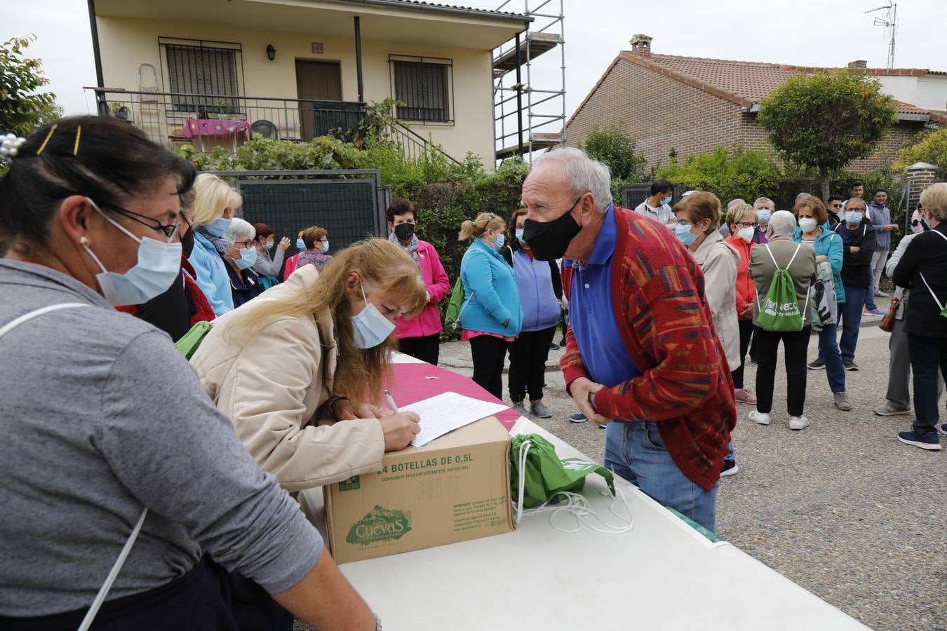 Fotos: Marcha solidaria contra el cáncer en Olivares de Duero