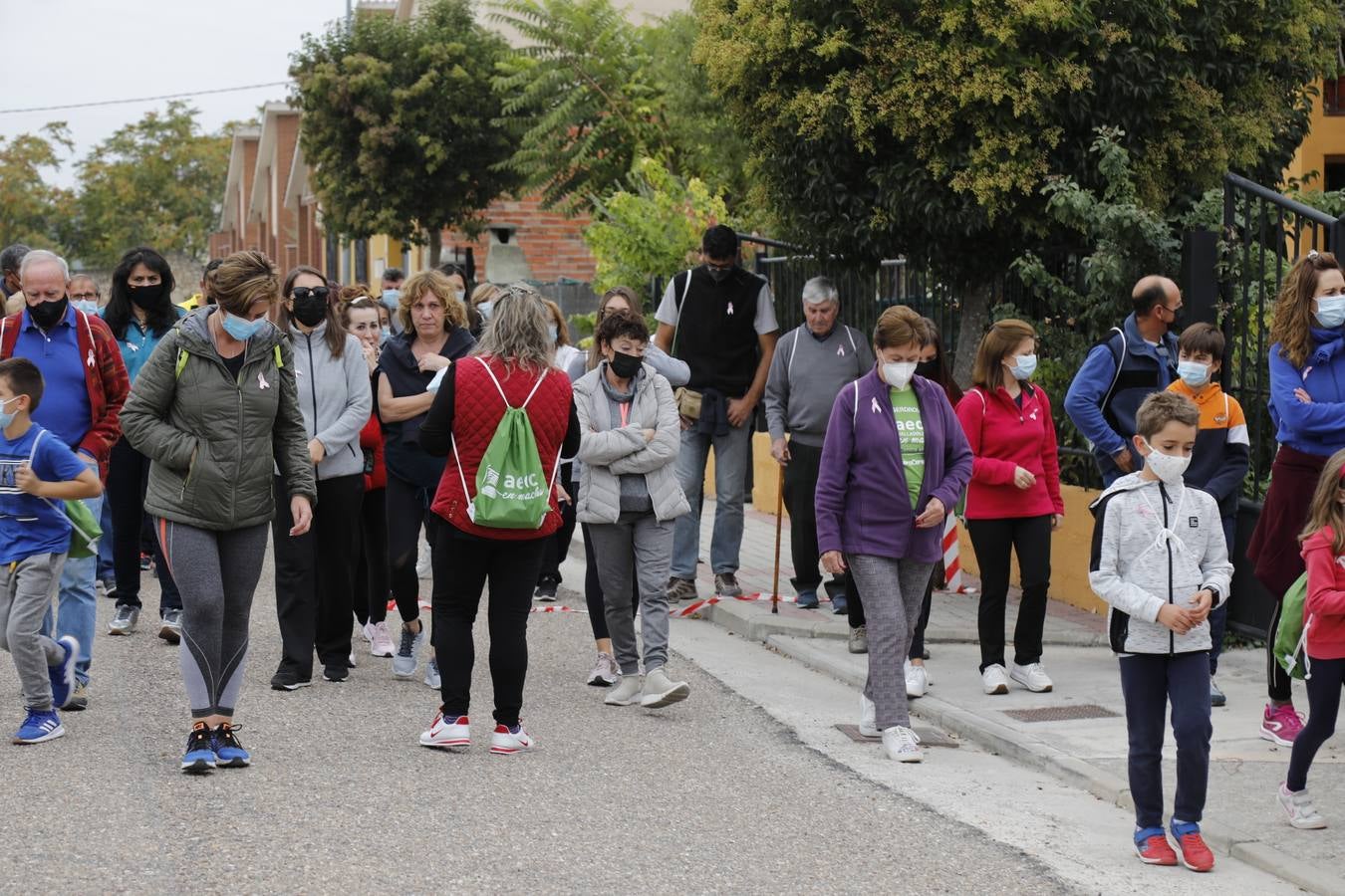 Fotos: Marcha solidaria contra el cáncer en Olivares de Duero