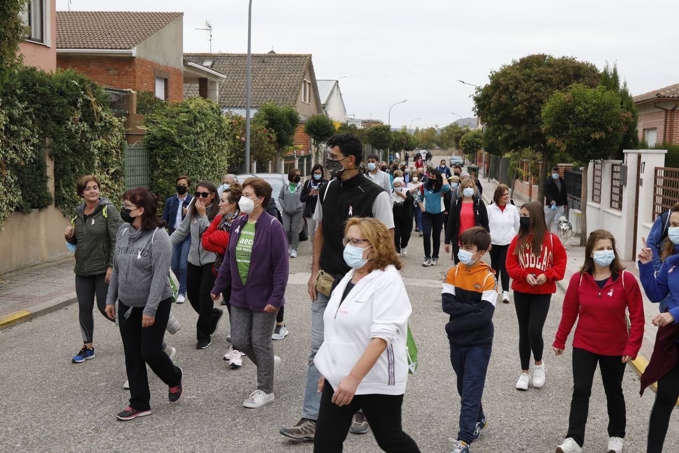 Fotos: Marcha solidaria contra el cáncer en Olivares de Duero