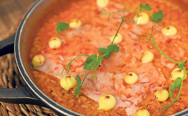 Imagen principal - Arriba, arroz con carabineros en horno de leña; debajo, a la izquierda, canelones de capón ahumado y guisado en salsa teriyaki, y a la derecha, tarta tatín caramelizada con helado de piña.