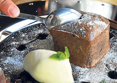 Imagen secundaria 1 - Arriba, bonito a la brasa, batata y encurtidos; debajo, a la izquierda, soufflé de chocolate y café especiado, y a la derecha, T-bone de vacuno madurado listo para ser degustado. 