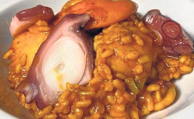Imagen principal - Arriba, arroz meloso, pulpo y zamburiñas.; debajo, a la izquierda, tartar de atún con guacamole ahumado al momento, y a la derecha, bacalao confitado con pilpil de boletus. 