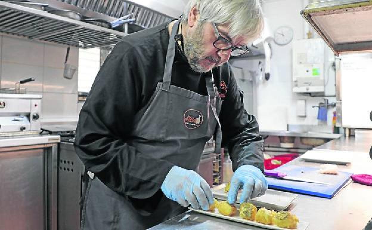 Alfonso García, en la cocina de Don Bacalao. 