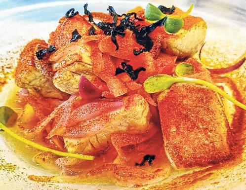Imagen principal - Arriba, bonito de temporada con tomate y caldo dashi; debajo, a la izquierda, pulpo con espuma de garbanzos, y a la derecha, preciosa preparación de vieiras gran sol al vermut.