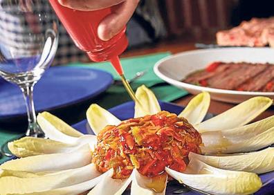 Imagen secundaria 1 - Arriba, fachada de El Pinchín; debajo, a la izquierda, ensalada de verduritas y bonito, y a la derecha, bandeja de anchoas con pimientos.