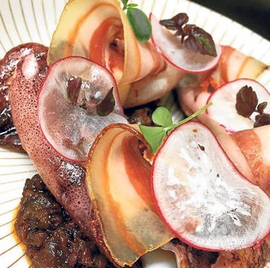 Imagen principal - Arriba, chipirones a la plancha, su guiso encebollado, panceta ahumada y alioli; abajo, a la izquierda, micuit de pato, caramelo de vinagre, pistachos y gelatina, y a la derecha, mousse de chocolate, bizcocho y emulsión de naranja, AOVE y sal.