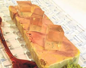 Imagen secundaria 1 - Arriba, chipirones a la plancha, su guiso encebollado, panceta ahumada y alioli; abajo, a la izquierda, micuit de pato, caramelo de vinagre, pistachos y gelatina, y a la derecha, mousse de chocolate, bizcocho y emulsión de naranja, AOVE y sal.