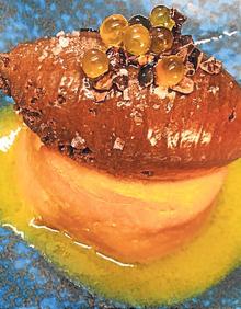 Imagen secundaria 2 - Arriba, chipirones a la plancha, su guiso encebollado, panceta ahumada y alioli; abajo, a la izquierda, micuit de pato, caramelo de vinagre, pistachos y gelatina, y a la derecha, mousse de chocolate, bizcocho y emulsión de naranja, AOVE y sal.