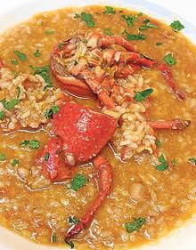 Imagen secundaria 2 - Arriba, asado de lechazo en horno de leña; debajo, a la izquierda, merluza con almejas al estilo del chef, y a la derecha, apetitoso plato de arroz con bogavante. 