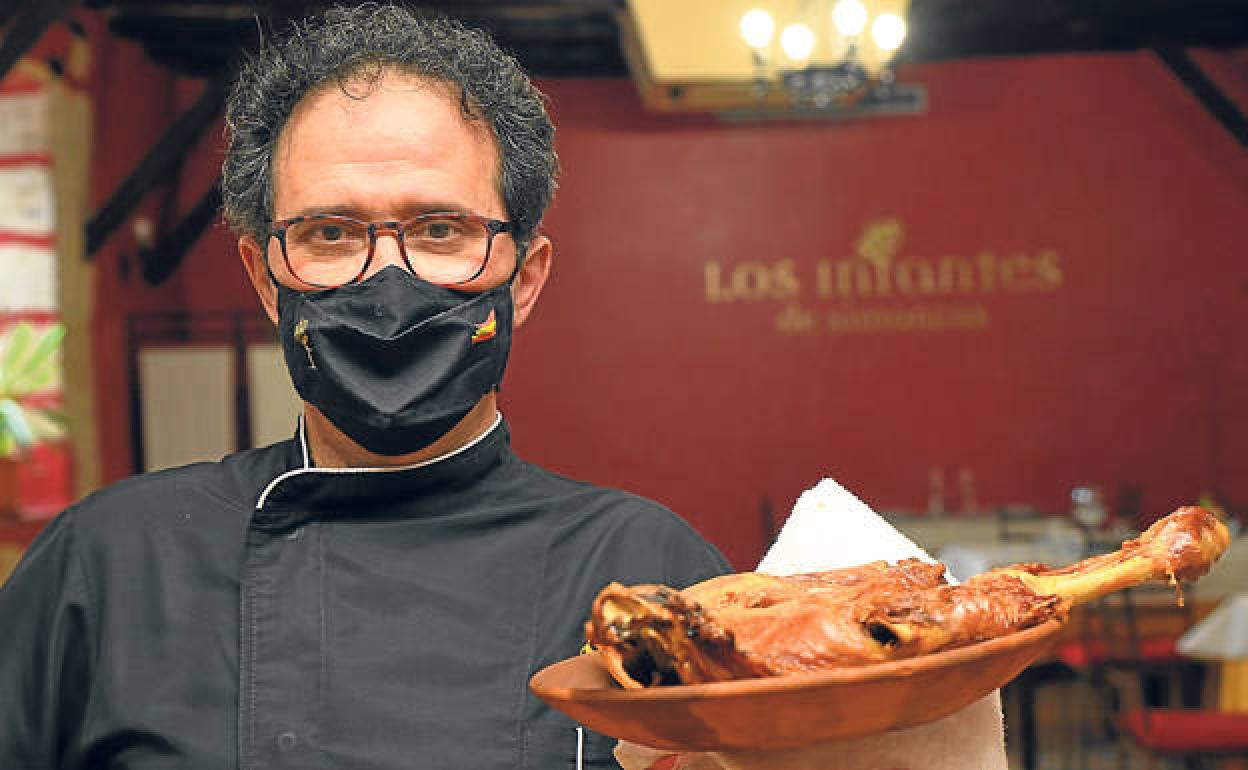 Su tradicional lechazo asado, una de las razones para comer en Los Infantes de Simancas. 