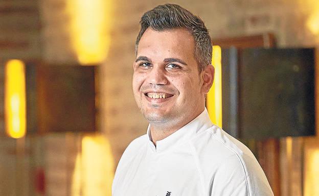 Imagen principal - Arriba, Marc Segarra, chef ejecutivo de Abadía Retuerta LeDomaine; debajo, a la izquierda, esfera de pollo de corral, su piel y paté de setas, y a la derecha, cuajada de muelas, salsa verde y verduras del huerto. 