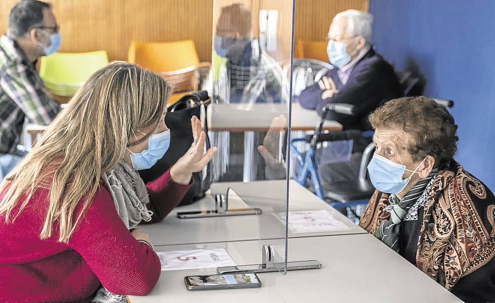 Distancia, mamparas y videoconferencias en las residencias de ancianos.