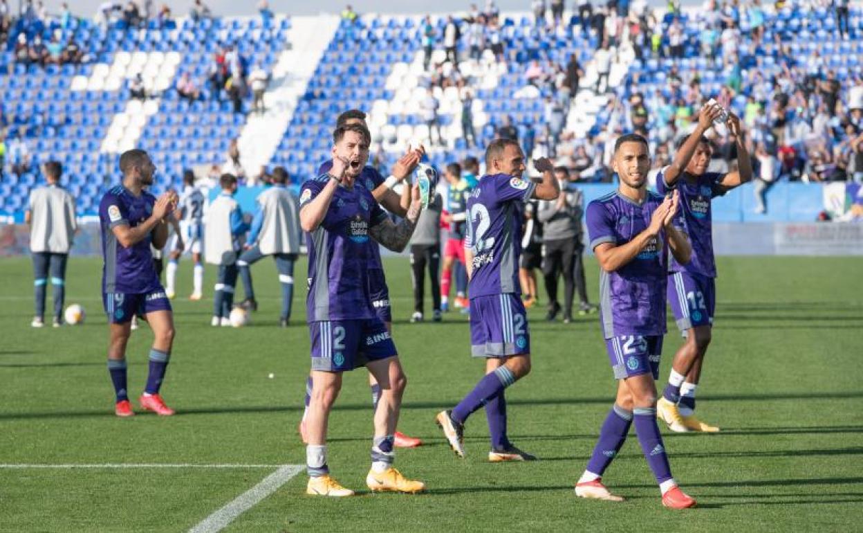 Los jugadores aplauden a los aficionados al acabar el encuentro. 