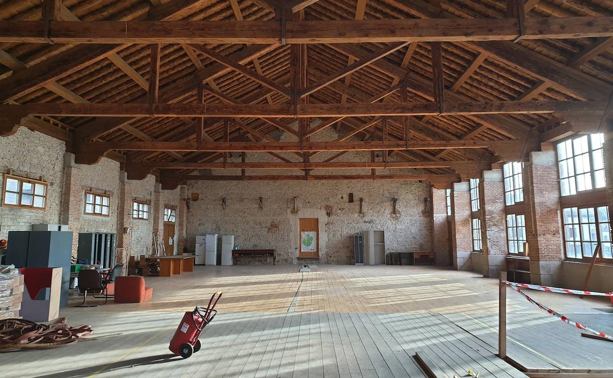 Nave del aserradero de Valsaín vacía y sin actividad. 