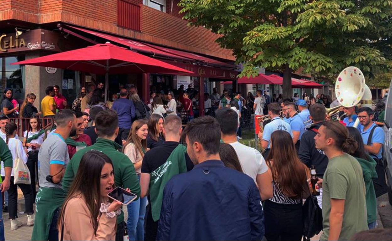 Aperitivo amenizado por charangas, este sábado, en la Fiesta de la Juventud del barrio de San Lorenzo en Segovia. 