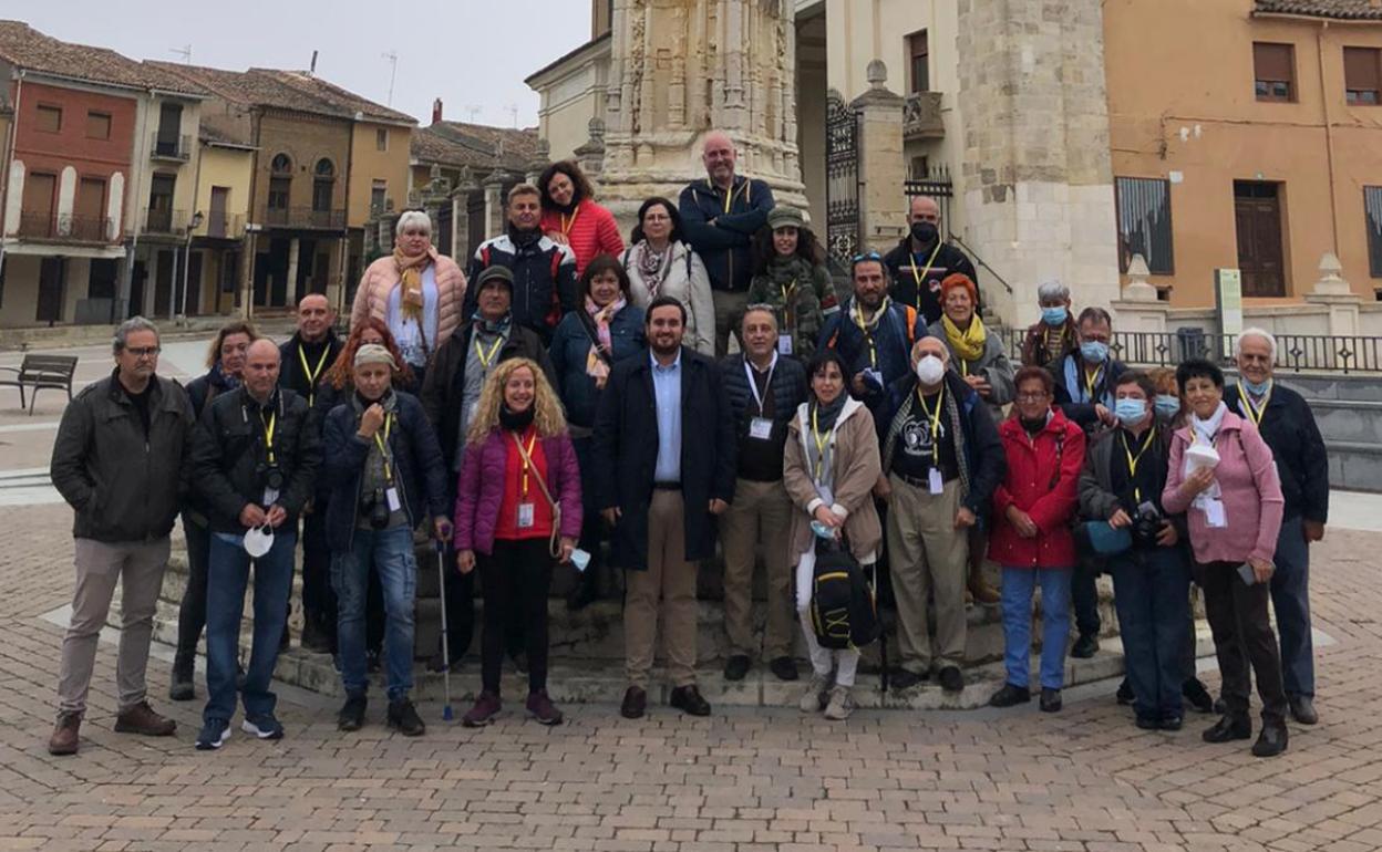 El alcalde, en el centro, junto a los participantes de la fotoquedada. 