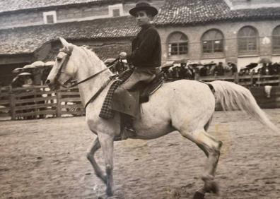 Imagen secundaria 1 - A la izquierda, de joven, a caballo en la plaza de madera Mayorga. A la derecha, Peralta sujeta a una vaquilla durante una capea de quintos. 