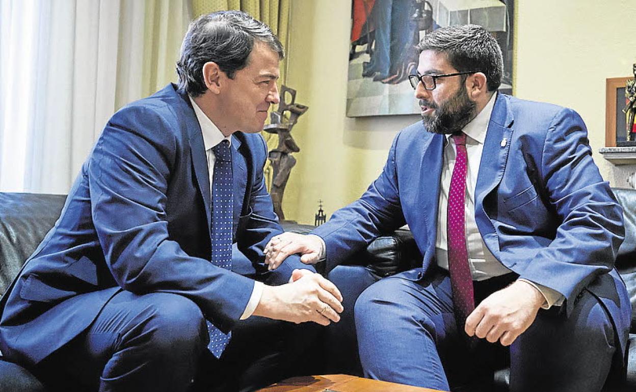 Alfonso Fernández Mañueco durante una reunión con el alcalde de Ávila, dirigente de Por Ávila y expresidente de la Diputación abulense con el PP