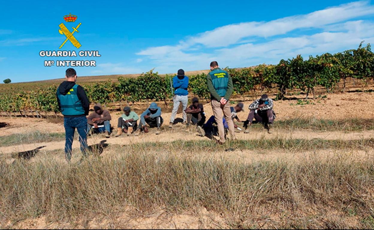 Agentes de la Guardia Civil, con las víctimas liberadas en Burgos.