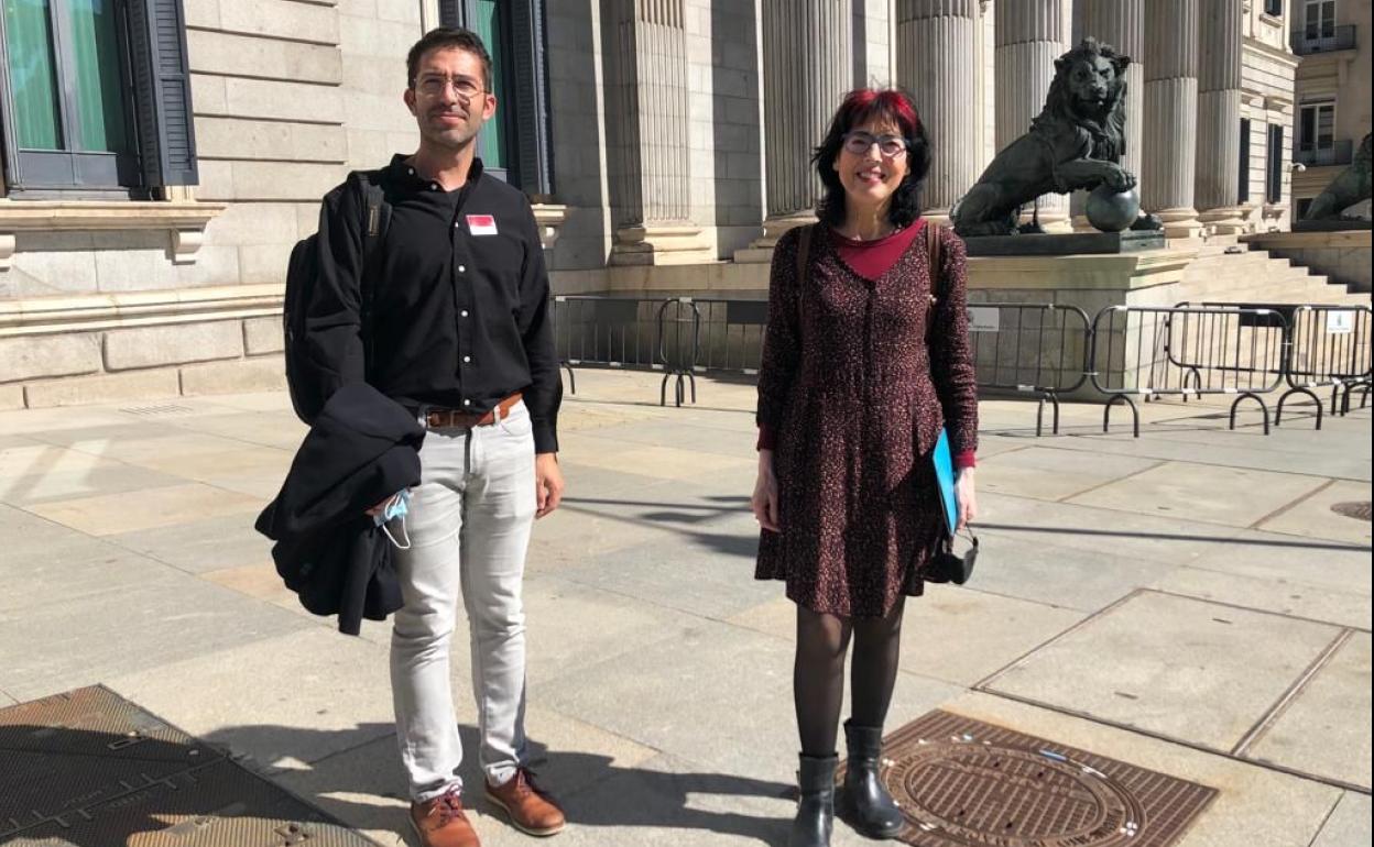 José Luis Sánchez y Marisa Saavedra, diputada de Unidas Podemos, junto al Congreso de los Diputados. 