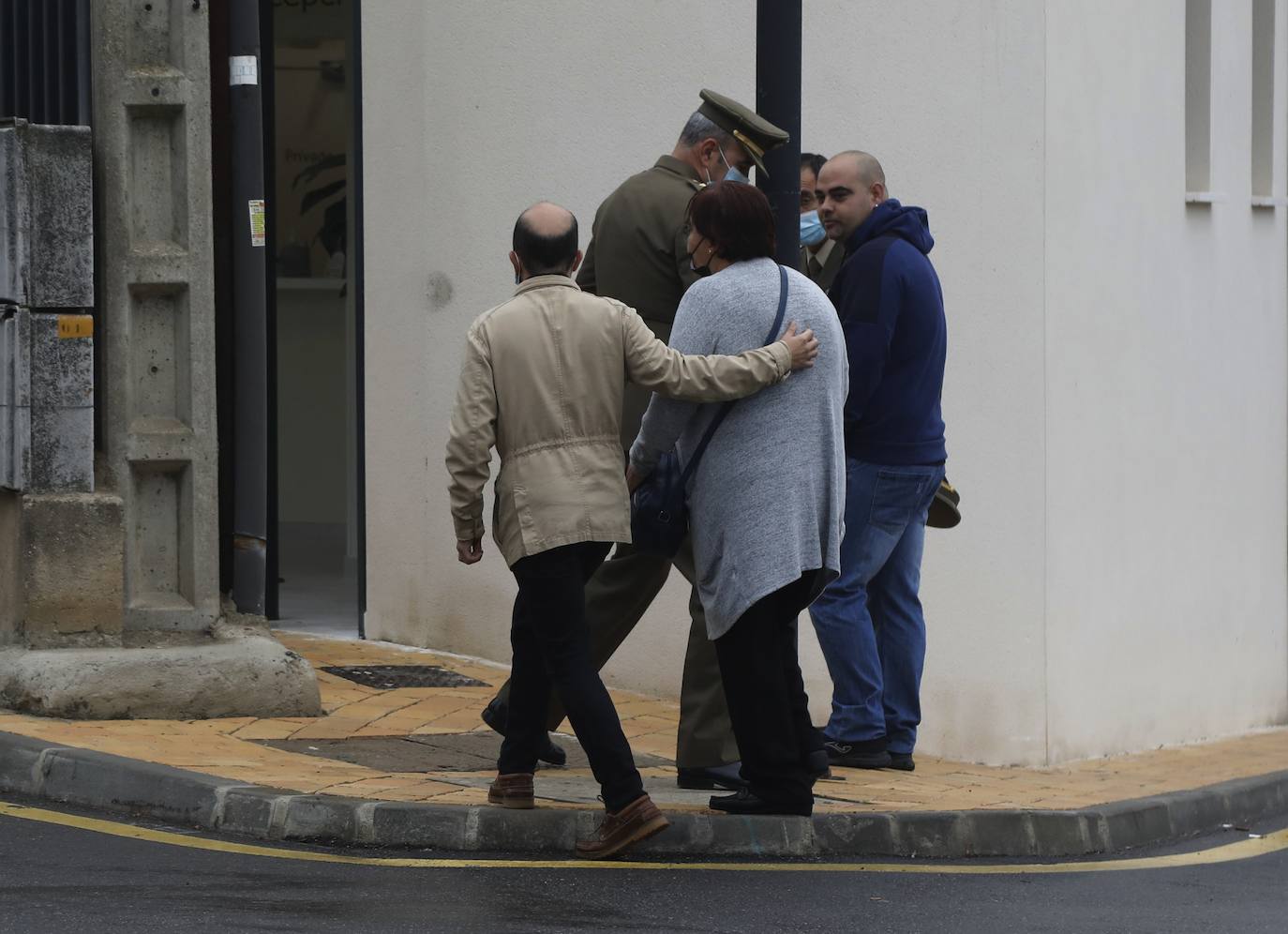 El alcalde de Villamuriel, Roberto Martín, acompaña a la madre del joven fallecido al interior del tanatorio. 