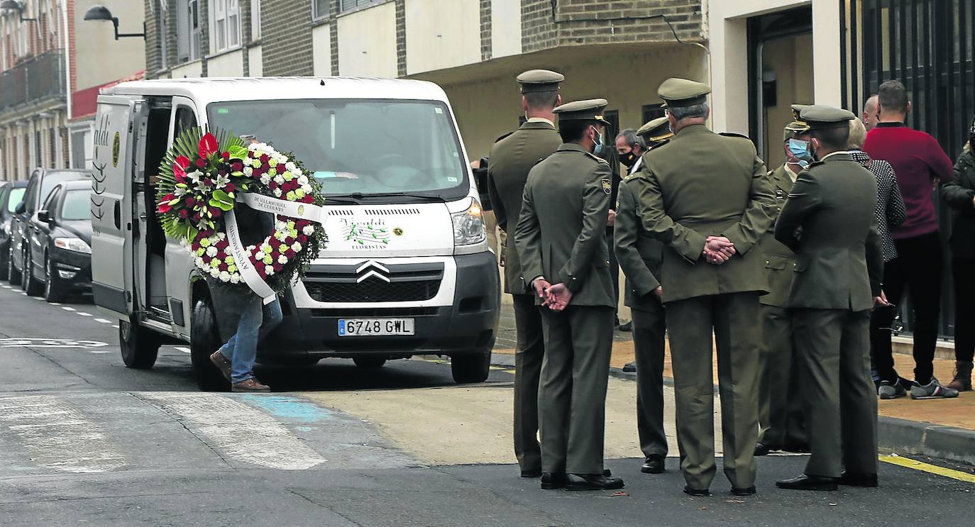 Militares desplazados ayer al tanatorio San Millán de Villamuriel para arropar a los familiares de Andrés Martín. 