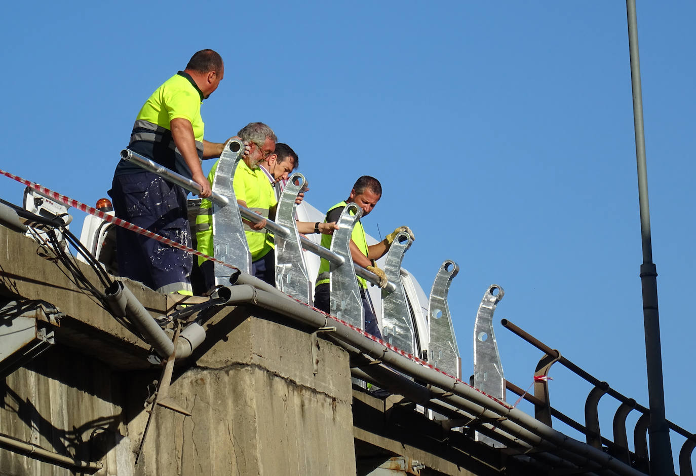 Fotos: Operarios reponen la bionda de Arco de Ladrillo