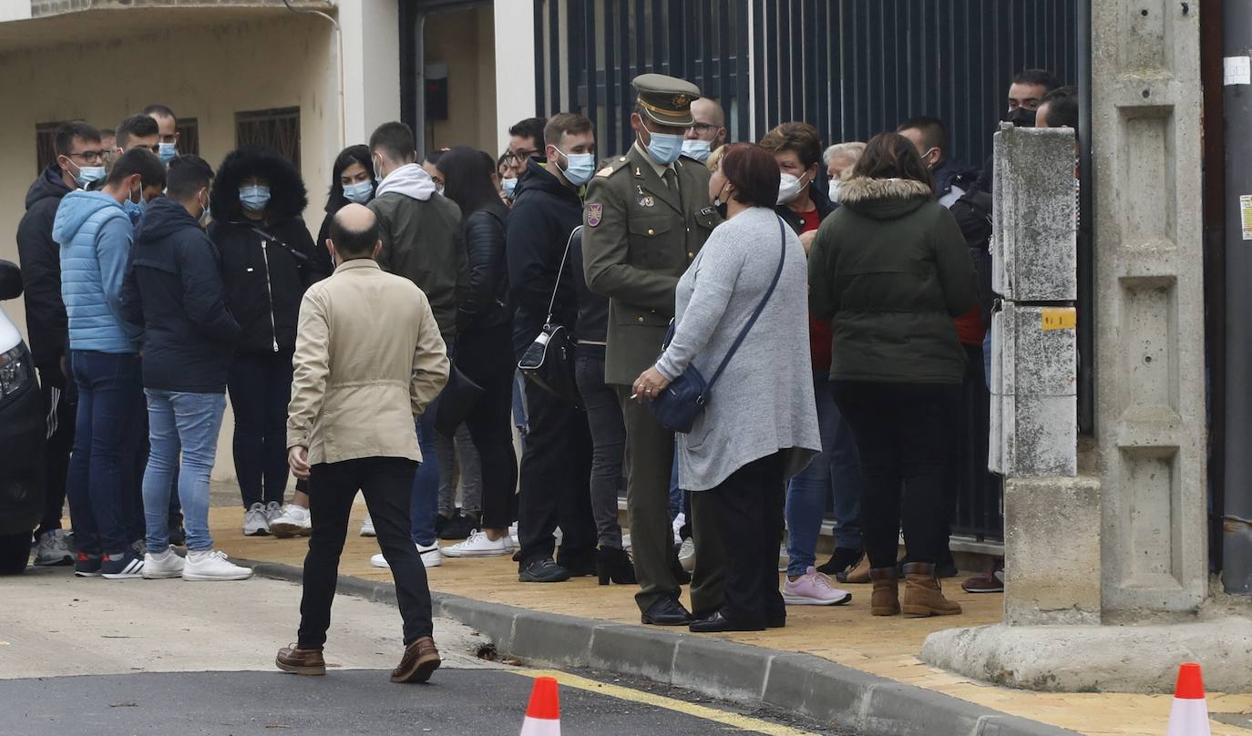 Fotos: Luto en Villamuriel por el joven militar fallecido