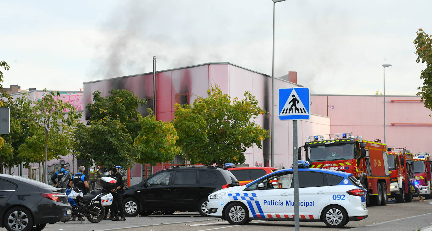 Fotos: Seis dotaciones de bomberos intervienen para sofocar un incendio en Valladolid