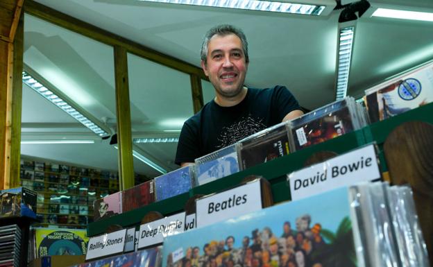 José Miguel Sebastián, en varios de los expositores de la nueva tienda Disconautas.