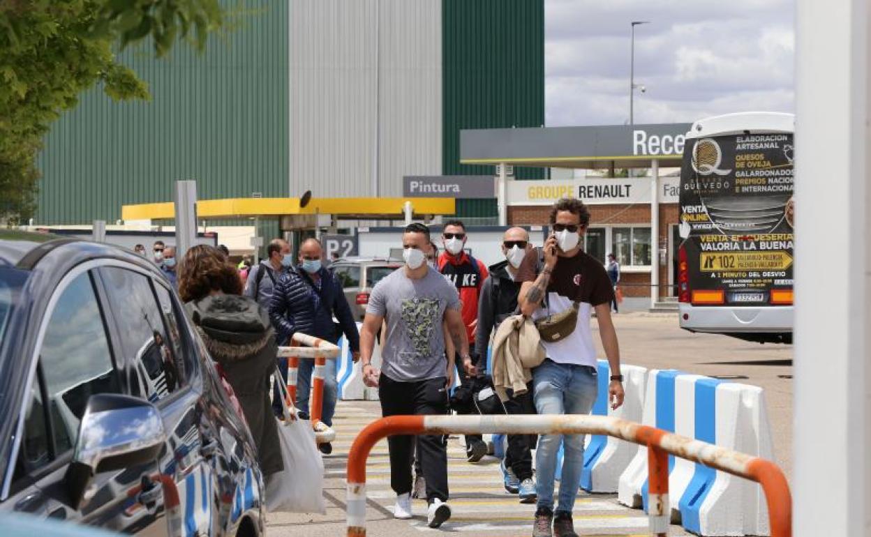 Trabajadores de Renault en las instalaciones de Villamuriel de Cerrato.