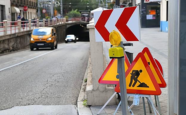 Señalización en el puente de Labradores por las obras en la avenida de Segovia.