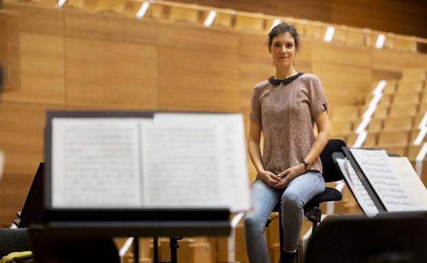 La directora francesa Chloé van Soeterstède, en un descanso del ensayo de la Oscyl.