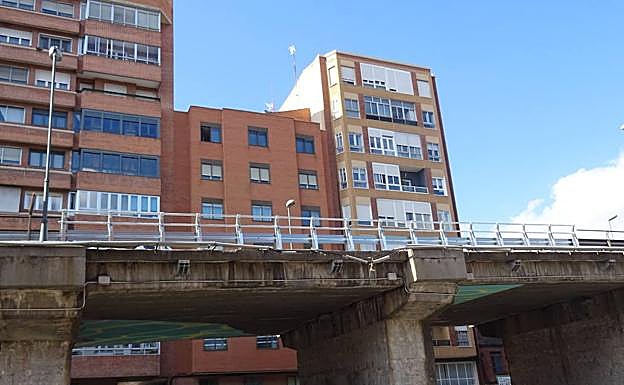 Imagen principal - El nuevo tramo del quitamiedos sustituido en el viaducto de Arco de Ladrillo. 