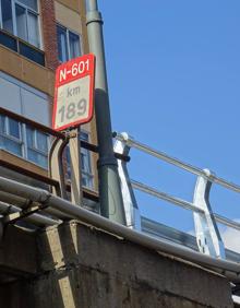 Imagen secundaria 2 - El nuevo tramo del quitamiedos sustituido en el viaducto de Arco de Ladrillo. 